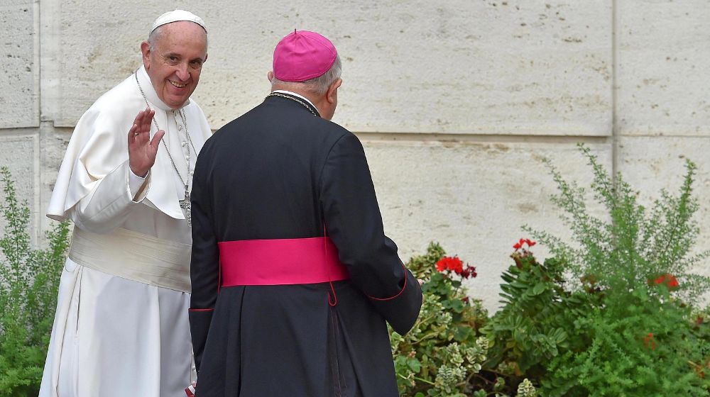 El papa Francisco saluda tras presidir una nueva sesión matutina de la Asamblea General Ordinaria del Sínodo de los Obispos sobre la Familia en el Vaticano.