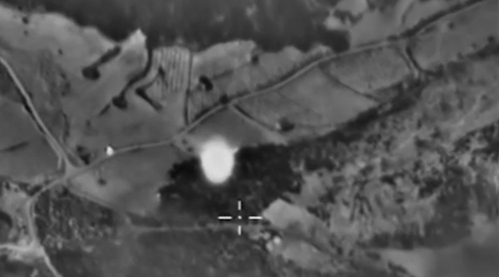 Fotografía sacada de un vídeo disponible en la página web oficial del Ministerio de Defensa de Rusia, el 5 de octubre de 2015, que muestra una vista aérea de un bombardeo de aviones rusos contra un supuesto almacén de armas del grupo yihadista Estado Islámico (EI) cerca de Talbiseh en la provincia de Homs (Siria). 