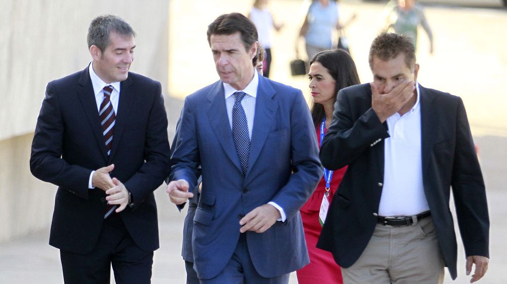 Clavijo (i), ayer, con el ministro de Turismo, José Manuel Soria (c), y el alcalde de Adeje antes de asistir a la inauguración de la International Golf Travel Market.