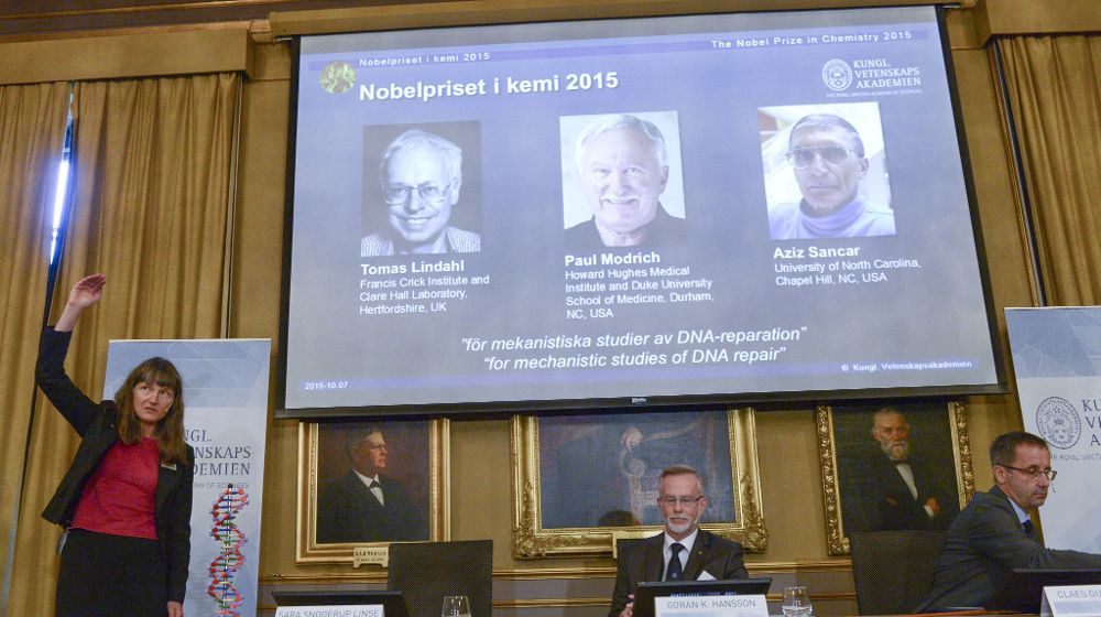 Profesores de la Asamblea del Premio Nobel dan a conocer a los nuevos premiados en una rueda de prensa en la Real Academia de las Ciencias sueca en Estocolmo.