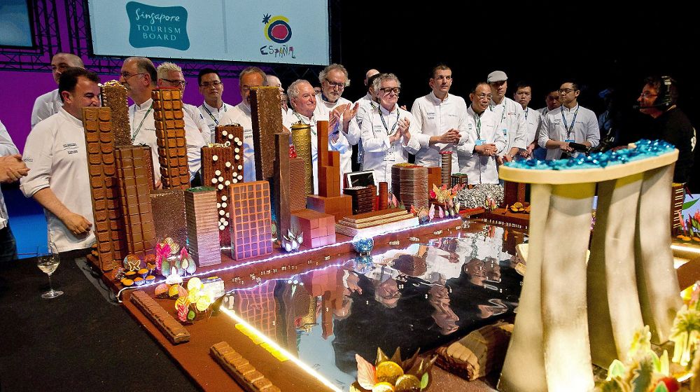 Una gran tarta ha concluido el acto de inauguración del Congreso de San Sebastián Gastronomika, siendo Singapur y Hong Kong los países invitados.