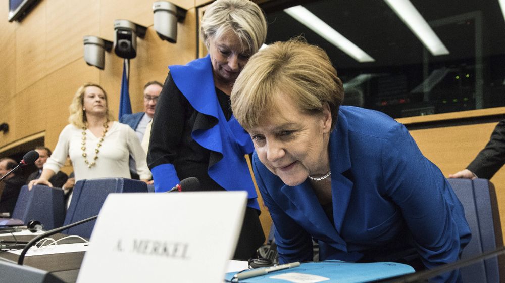 La canciller alemana, Angela Merkel, toma asiento antes de una reunión del Grupo del Partido Popular Europeo celebrada en el Parlamento Europeo en Estrasburgo (Francia), hoy, 7 de octubre de 2015.
