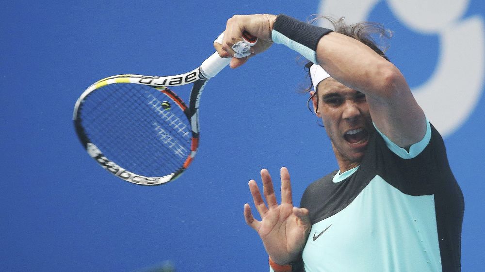 El tenista español Rafael Nadal devuelve la bola al chino Wu Di.