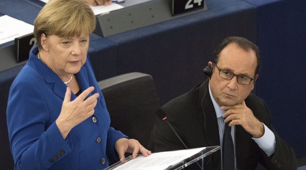El presidente francés, François Hollande, escucha a la canciller alemana Angela Merkel, durante el pleno del Parlamento Europeo en Estrasburgo, Francia, el 7 de octubre del 2015.