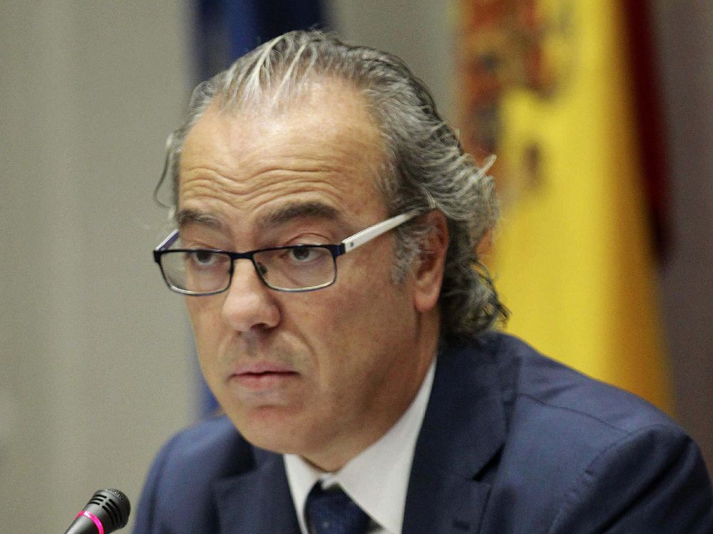 El consejero de Sanidad del Gobierno de Canarias, Jesús Morera (c), durante su comparecencia en comisión parlamentaria.