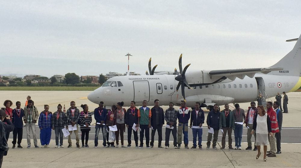 Los primeros solicitantes de asilo que serán recolocados en la Unión Europea, una veintena de eritreos, parten hoy desde Italia hacia Suecia.
