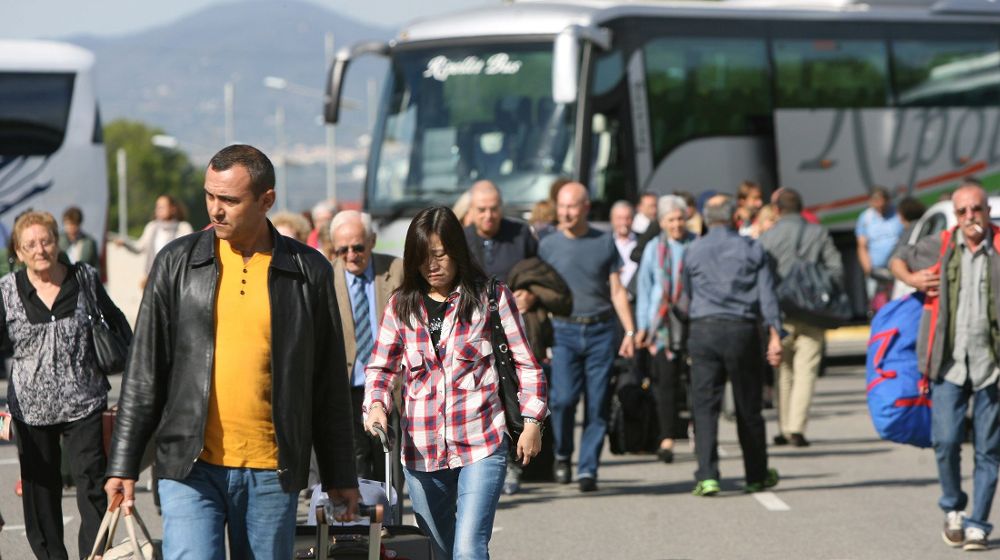 Centenares de pasajeros en la estación Camp de Tarragona del AVE, ayer.