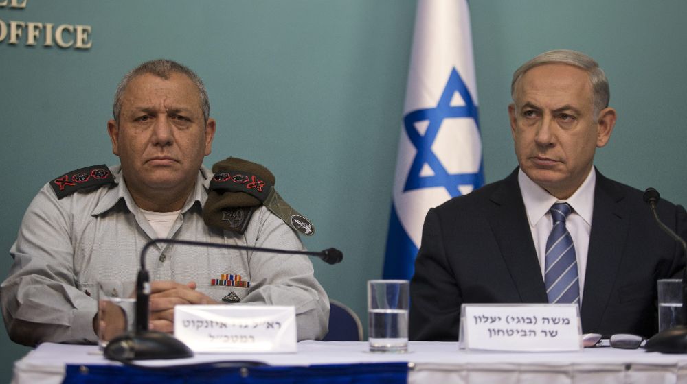 El primer ministro israelí, Benjamin Netanyahu (d), habla junto al jefe de Gabinete, Gadi Eisenkot de los últimos ataques contra objetivos israelíes que "responden a la instigación de Hamás, la Autoridad Palestina y varios países de la región".