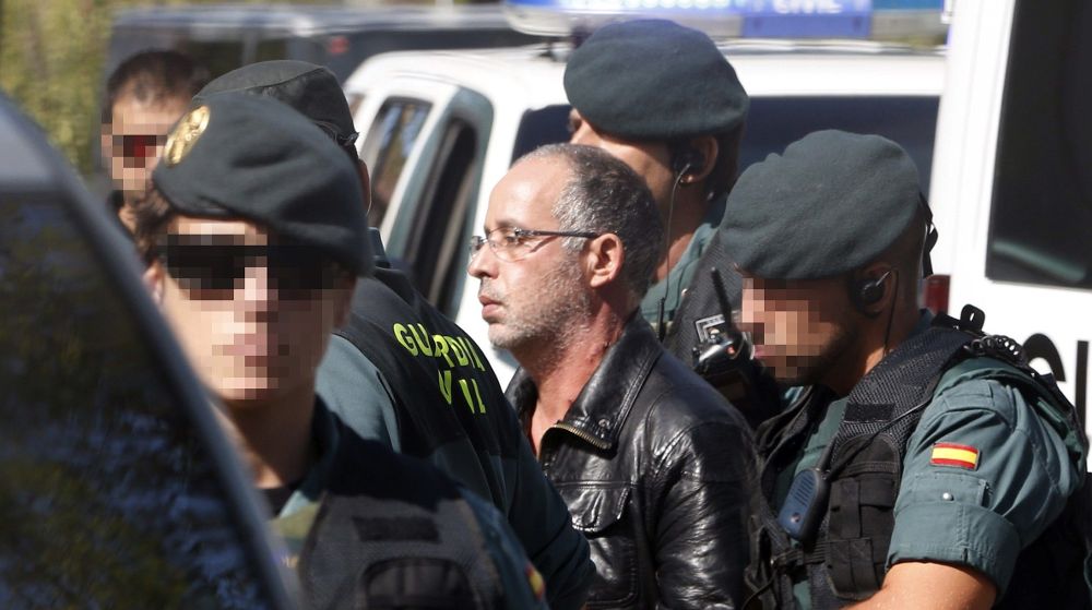 El presunto autor del asesinato de Eva Blanco en Algete (Madrid) en 1997, es trasladado por la varios agentes a la Comandancia de la Guardia Civil de Madrid, en Tres Cantos.