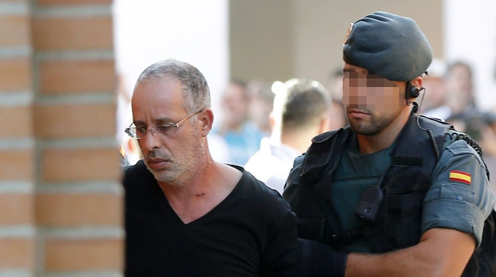 El presunto autor del asesinato de Eva Blanco en Algete (Madrid) en 1997, es trasladado por un agente de la Guardia Civil al juzgado de instrucción número 4 de Torrejón de Ardoz.