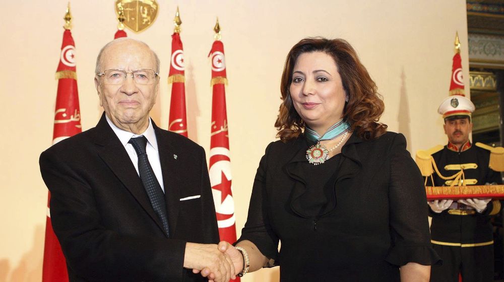 El presidente de Túnez, Beji Caid Essebsi (izq) condecora con la Legión de Honor a la presidenta de la Patronal tunecina, Wided Bouchamaoui, en el Palacio Presidencial en Túnez (Túnez). 