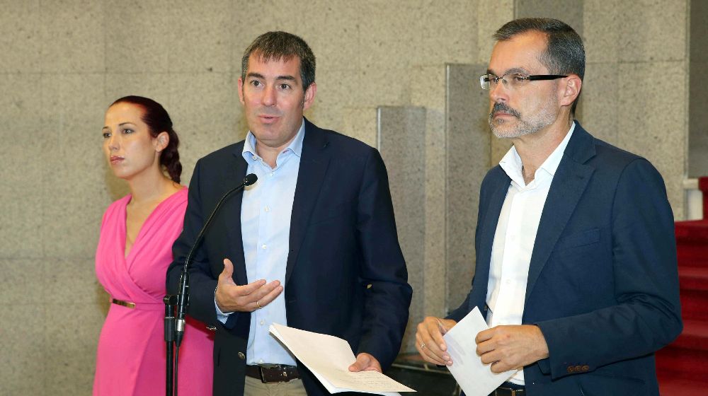 El presidente y la vicepresidenta del Gobierno de Canarias, Fernando Clavijo (c), y Patricia Hernández (i), junto al presidente de la Federación Canaria de Islas (Fecai), Marcial Morales (d).