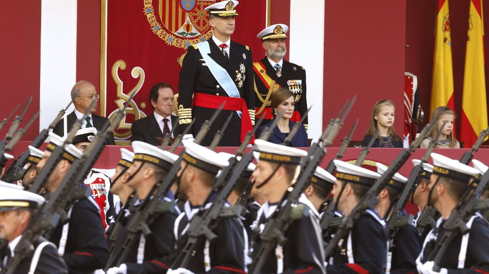 Los Reyes, acompañados de sus hijas la princesa Leonor y la infanta Sofía, presidieron hoy en la plaza de Cánovas del Castillo, Madrid, el desfile del Día de la Fiesta Nacional.