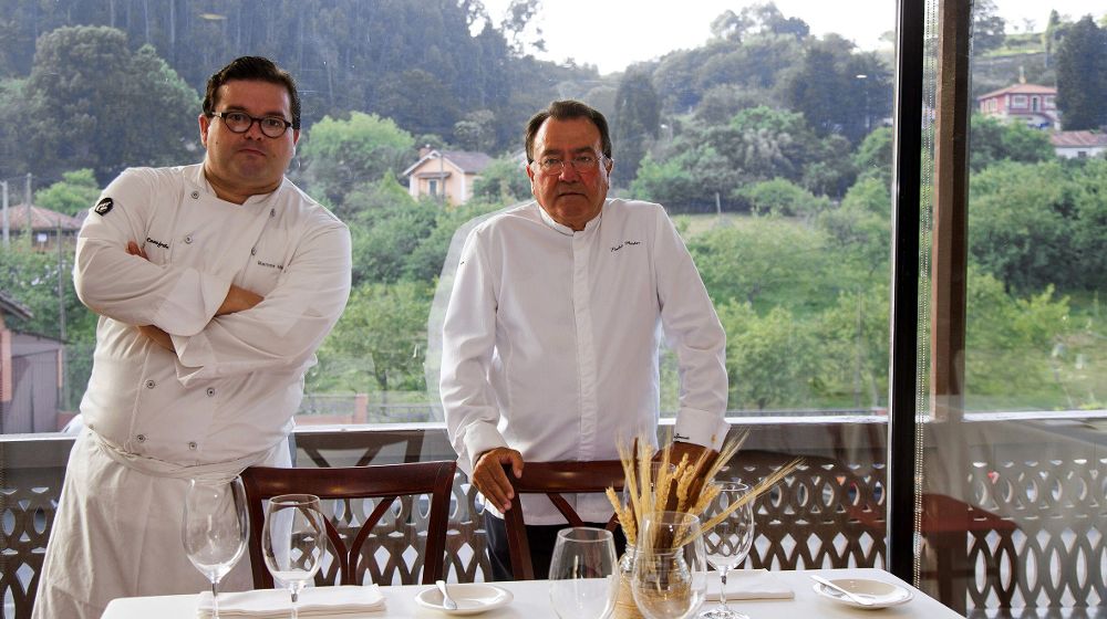 Marcos (i) y Pedro Morán, quinta y cuarta generación al frente de este restaurante con una estrella Michelin, una institución en Asturias y en España cuya historia y futuro recoge el libro "50 pasos" (Montagud).
