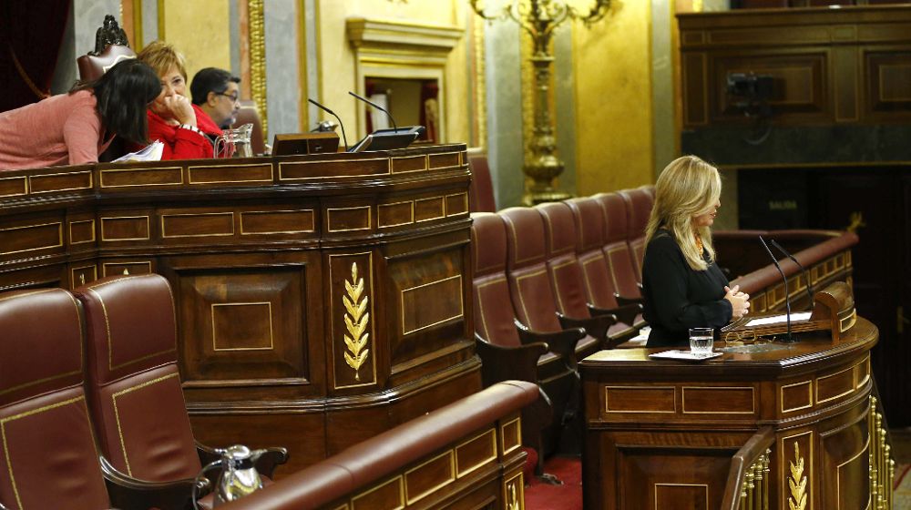 La diputada socialista Trinidad Jiménez (d), ante la vicepresidenta de la Cámara baja, Celia Villalobos (i), durante su última intervención en el pleno del Congreso de los Diputados, en su despedida de la vida política. 