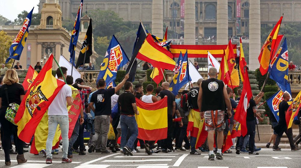 Integrantes de grupos de extrema derecha, que se dirigen a una concentración en la plaza Sant Jordi de Barcelona, en Montjuïc, para celebrar el Día de la Hispanidad.