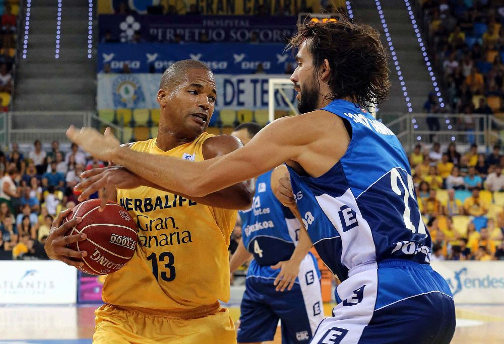 El escolta del Retabet Guipúzcoa Jordi Grimau (d) presiona al ala pivot dominicano del Herbalife Gran Canaria, Eulis Báez durante el partido de la primera jornada de la liga ACB, en el Gran Canaria Arena.