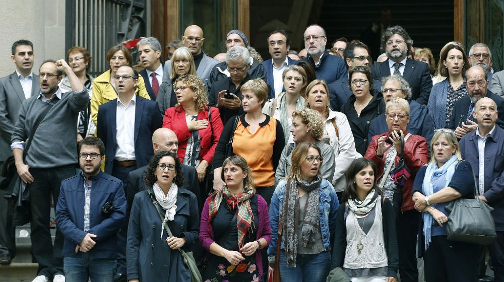 Miembros del gobierno catalán y representantes de partidos y asociaciones independentistas, a las puertas del Tribunal Superior de Justicia de Cataluña (TSJC) tras acompañar a la consellera de Educación, Irene Rigau.