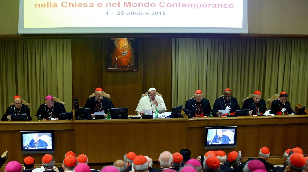 El papa Francisco (c) durante el Sínodo de obispos celebrado en la ciudad del Vaticano.