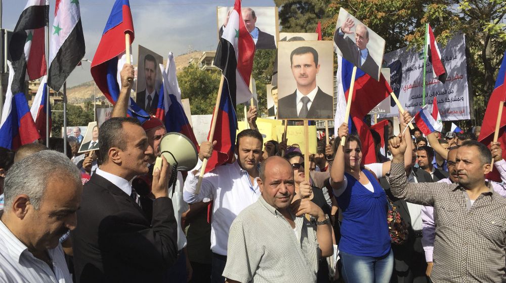 Cientos de sirios se manifiestan ante la embajada rusa en Damasco (Siria) hoy, para mostrar su apoyo en la intervención rusa en Siria. .