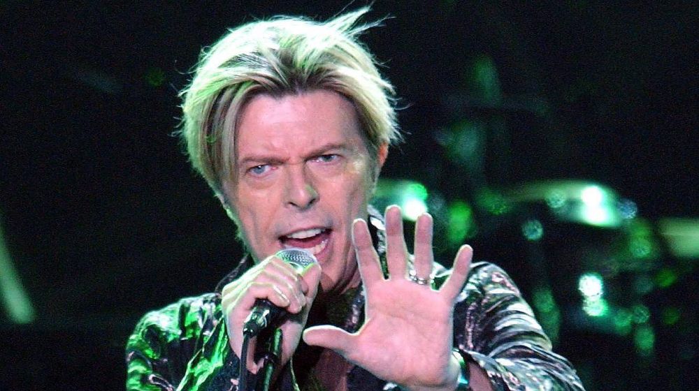 Fotografía de archivo tomada el 16 de octubre de 2003 que muestra al cantante David Bowie actuando durante un concierto en el Color Line Arena en Hamburgo (Alemania)..