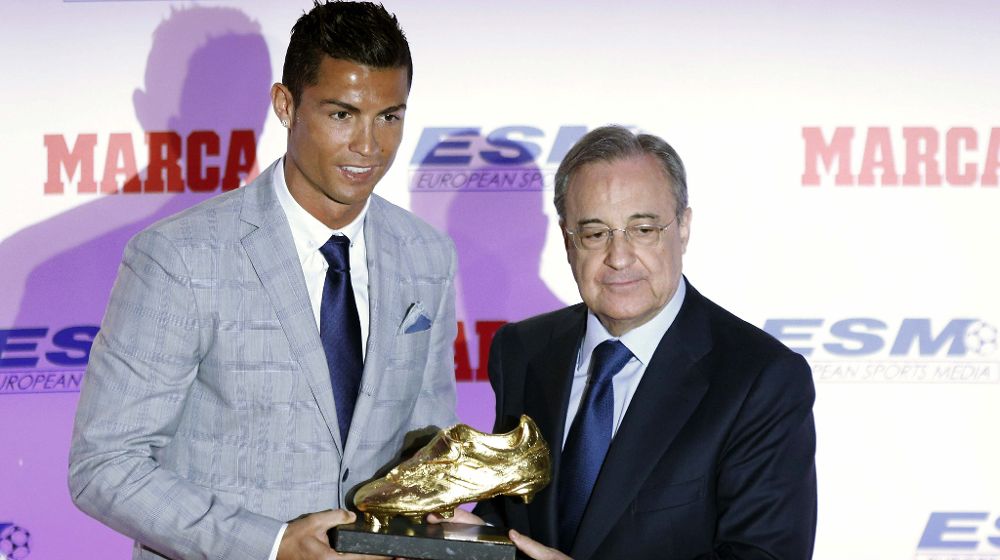 El delantero portugués Cristiano Ronaldo posa junto al presidente del Real Madrid, Florentino Pérez durante el acto en el que ha recibido, en un céntrico hotel de la capital, su cuarta Bota de Oro.