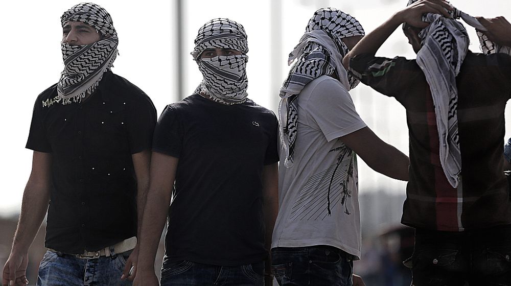Palestinos con la cara cubierta se enfrentan a fuerzas israelíes en Erez, entre Israel y la Franja de Gaza. 