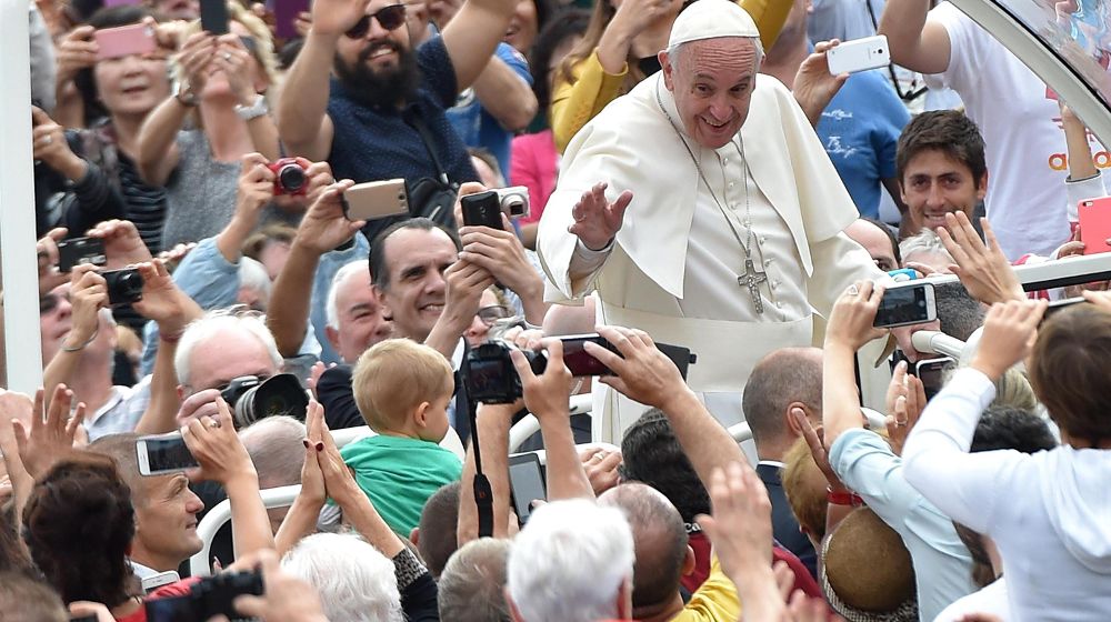 El papa Francisco saluda a los fieles a su llegada a la audiencia general de los miércoles en la plaza de San Pedro del Vaticano, hoy, 14 de octubre.