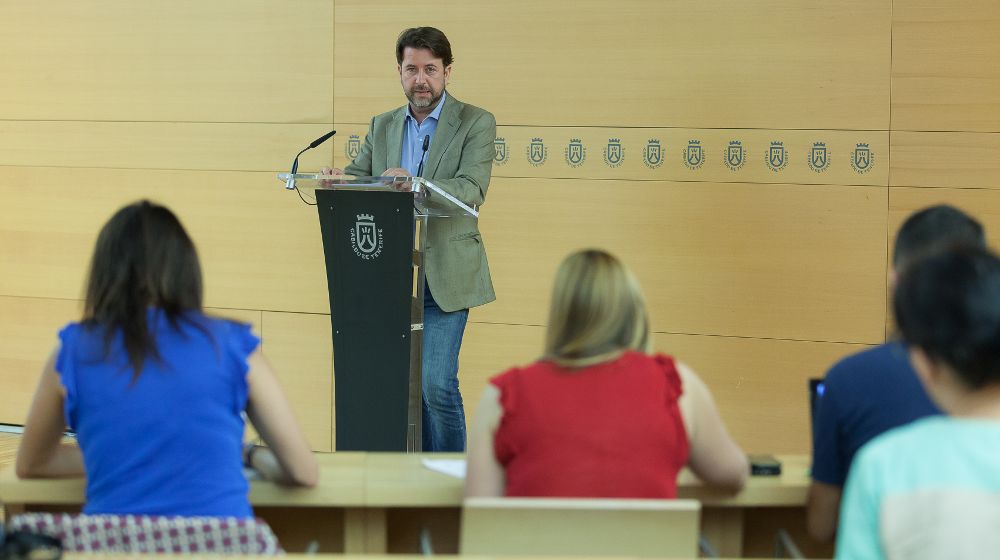 Carlos Alonso da cuenta a la prensa de lo asuntos tratados en el consejo de gobierno insular.