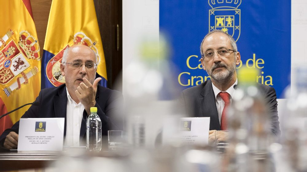 El presidente del Cabildo de Gran Canaria, Antonio Morales (i), y el director general de Transporte de Red Eléctrica de España, Carlos J. Collantes, durante la rueda de prensa que ofrecieron hoy.