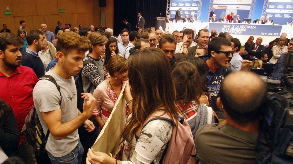 Varias decenas de estudiantes han interrumpido hoy al expresidente del Gobierno español Felipe González cuando pronunciaba una conferencia en la sesión inaugural del Círculo de Montevideo, que se celebra en el Paraninfo de la Universidad de Alicante.