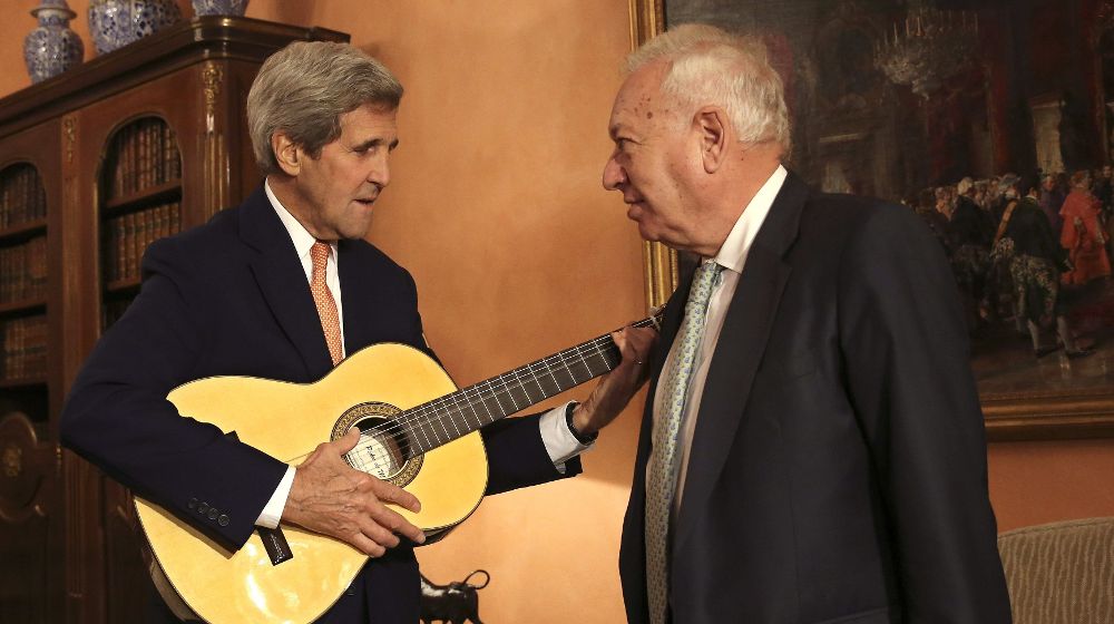 El secretario de Estado de EEUU, John Kerry,iz., con la guitarra española que le regaló el ministro de Asuntos Exteriores, José Manuel García-Margallo,d., durante la reunión que mantuvieron ayer en el Palacio de Viana.