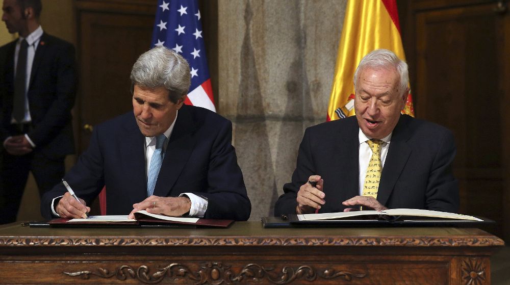 El secretario de Estado de EEUU, John Kerry (i), y el ministro español de Asuntos Exteriores, José Manuel García-Margallo, firman la declaración de intenciones.