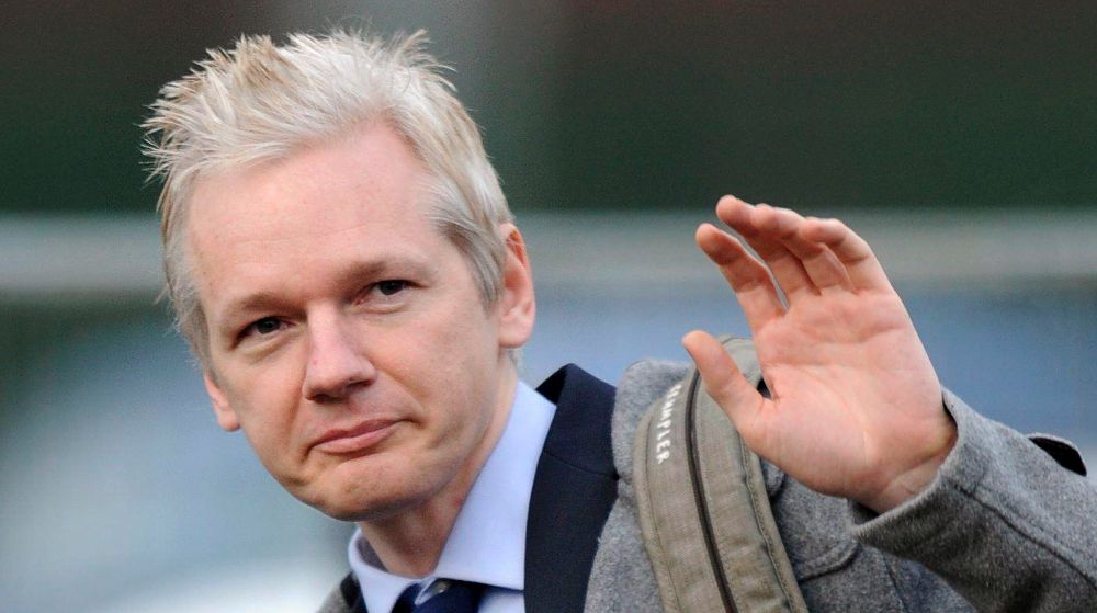 El fundador del portal WikiLeaks, Julian Assange, saluda durante su llegada a un tribunal de Woolwich en Londres, en enero de 2011.