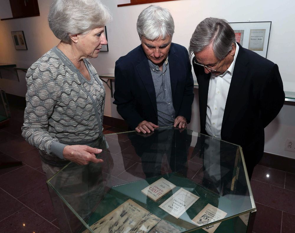 El presidente de la Fundación Juan Negrín, José Medina (d), y su presidenta de honor, Carmen Negrín (i), durante la presentación de la exposición.