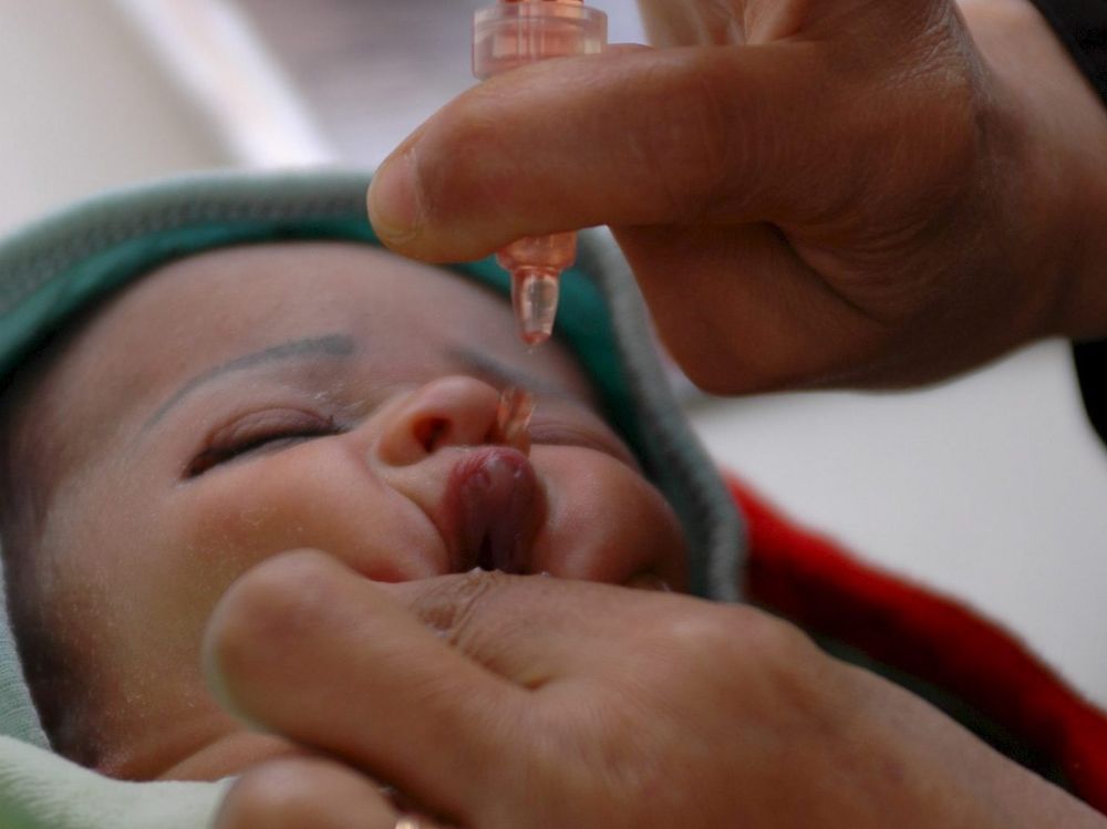 Un niño vacunado en un centro médico de Sanaa, después del lanzamiento en Yemen de una campaña de vacunación de polio.