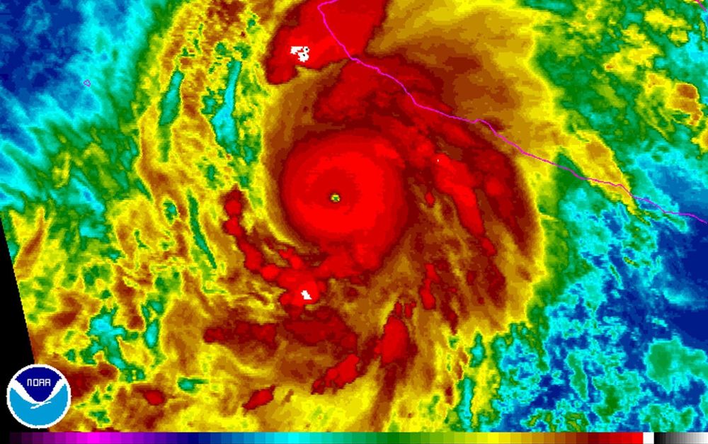 Fotografía facilitada por la Agencia Nacional de Océanos y Atmósfera de Estados Unidos, hoy, día 23, que muestra al huracán en su aproximación a la costa de México. 