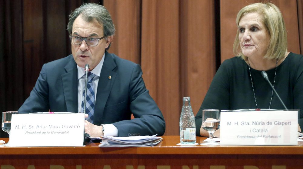 El presidente catalán en funciones y líder de CDC, Artur Mas, acompañado de la presidenta en funciones del Parlament, Núria de Gispert, hoy durante su comparecencia para dar explicaciones sobre los registros en la sede de su partido.