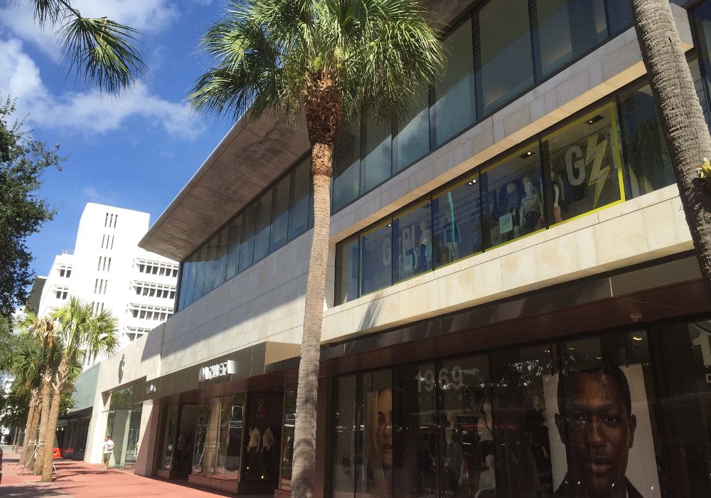 Amancio Ortega continúa imparable la expansión de su imperio, ahora con la compra por 370 millones de dólares de una manzana entera en la peatonal Lincoln Road, una de las calles más icónicas de Miami Beach, en la costa sureste de Florida.