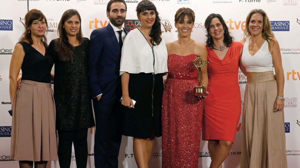 Miembros del equipo del programa "La Sexta Noticias" posan con el galardón al "Mejor programa informativo", durante la gala de entrega de los XVII Premios Iris de la Academia de Televisión, que se celebra en el Gran Casino Aranjuez.