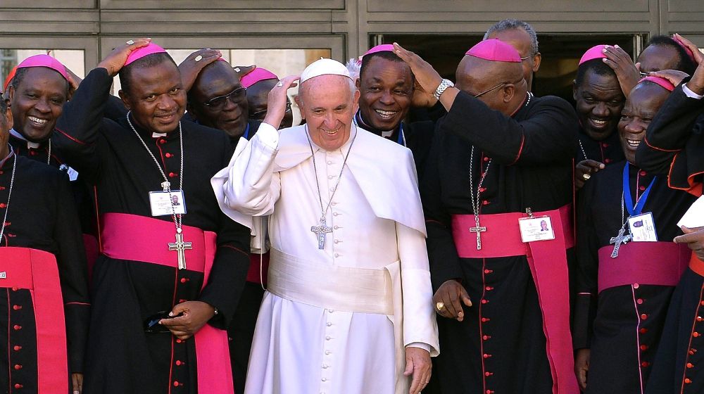 El papa Francisco posa junto a obispos y cardenales durante un receso en el sínodo de obispos celebrado en el Vaticano hoy, 23 de octubre .