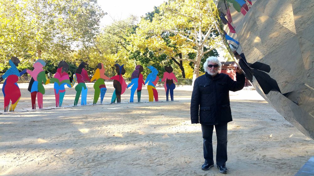 El pintor y escultor español Cristóbal Gabarrón junto a su instalación "Mundo iluminado", que homenajeará desde este sábado y hasta el 15 de noviembre los setenta años de Naciones Unidas en la explanada Ramsey Playfield de Central Park en Nueva York. 