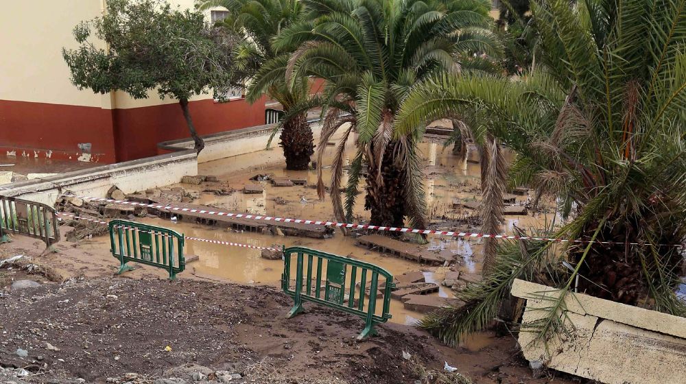 Las intensas lluvias que ha soportado Las Palmas de Gran Canaria han provocado la caída de un muro en el colegio público Europa del barrio de Jinámar.