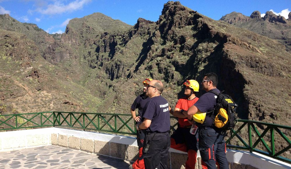 Efectivos del cuerpo de bomberos en la ladera del Barranco del Infierno, en el municipio tinerfeño de Adeje.