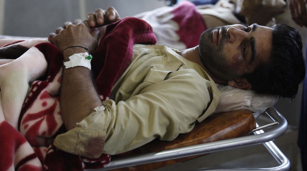 Un herido recibe tratamiento médico en un hospital de Peshawar (Pakistán).