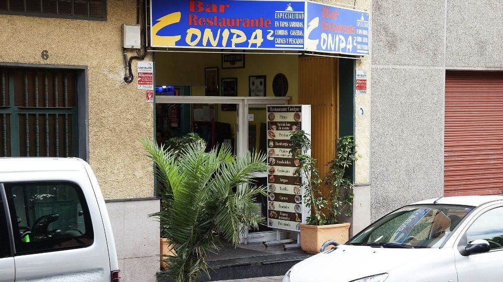 Entrada del bar, en la avenida de Los Majuelos de Santa Cruz de Tenerife, donde fue asesinada Iris Francés.