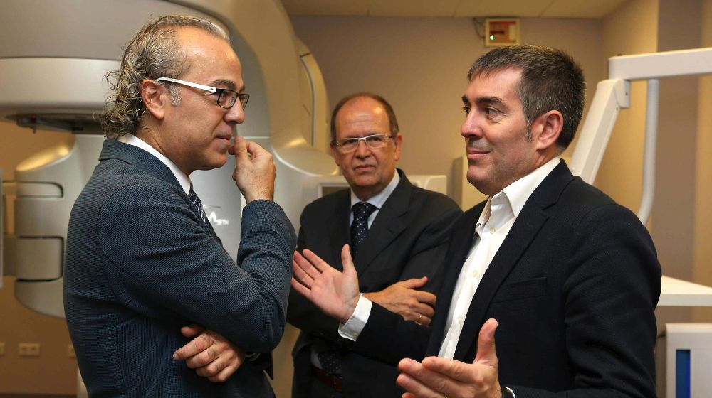 El presidente del Gobierno de Canarias, Fernando Clavijo (d) y el consejero de Sanidad, Jesús Morera (i), durante la inaugución del nuevo acelerador lineal para el tratamiento de pacientes con radioterapia del hospital Doctor Negrín.
