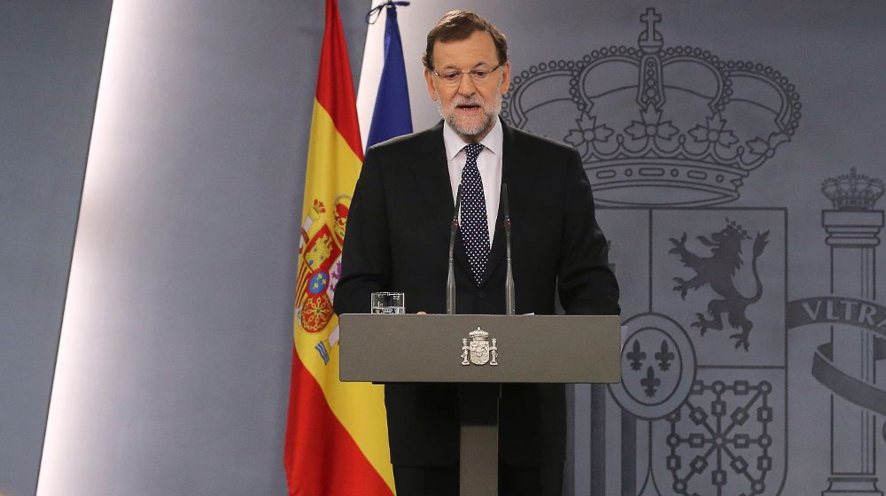 El presidente del Gobierno, Mariano Rajoy, durante su comparecencia institucional hoy, poco después de que Junts pel Sí (JxS) y la CUP hayan anunciado el "inicio del proceso de creación del estado catalán independiente.
