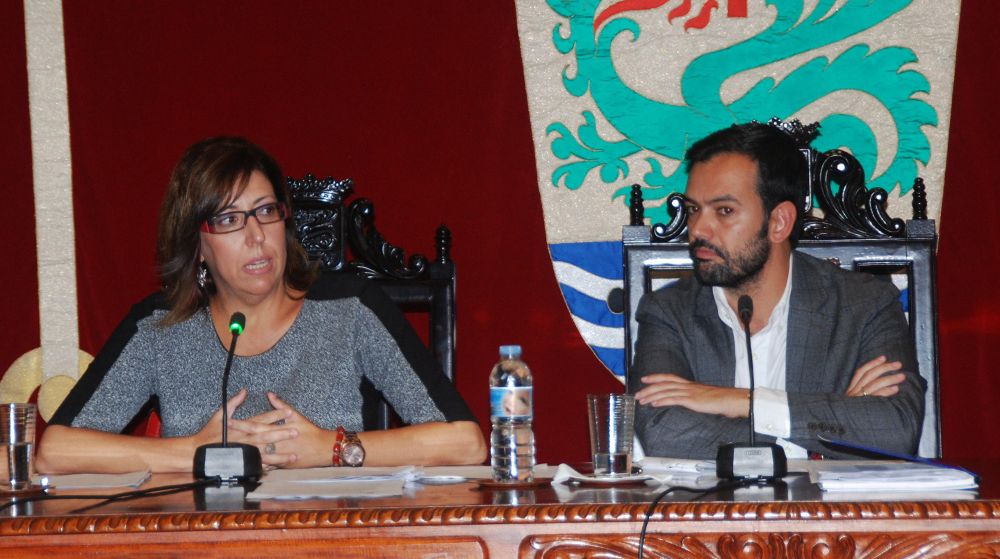 El alcalde portuense (PP) y su socia de gobierno, Sandra Rodríguez (CC).