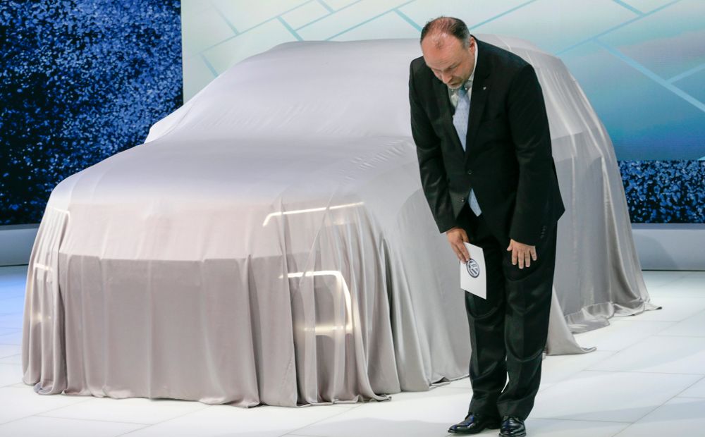 El director representante del Grupo Volkswagen Japón, Sven Stein, pide disculpas por el reciente escándalo de emisiones de vehículos de la marca, en la 44 edición de la Feria del Automóvil de Tokio hoy, miércoles.